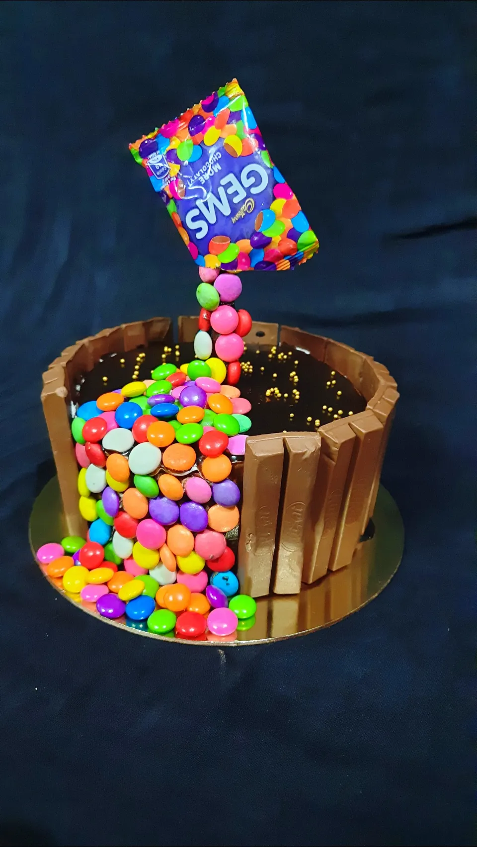 Anti gravity Kitkat cake|sufiyaさん