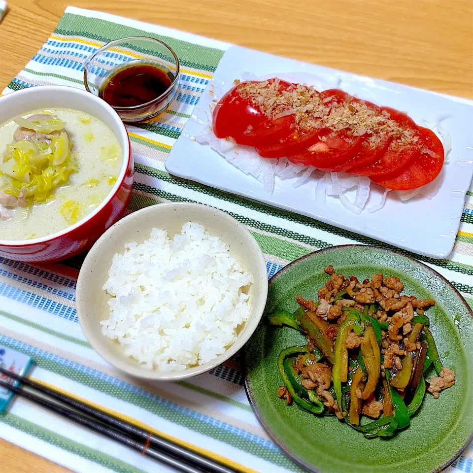 鶏肉とキャベツのココナッツミルク煮、挽肉と茄子ピーマンの炒め物、冷やしトマト|ツインうさぎさん