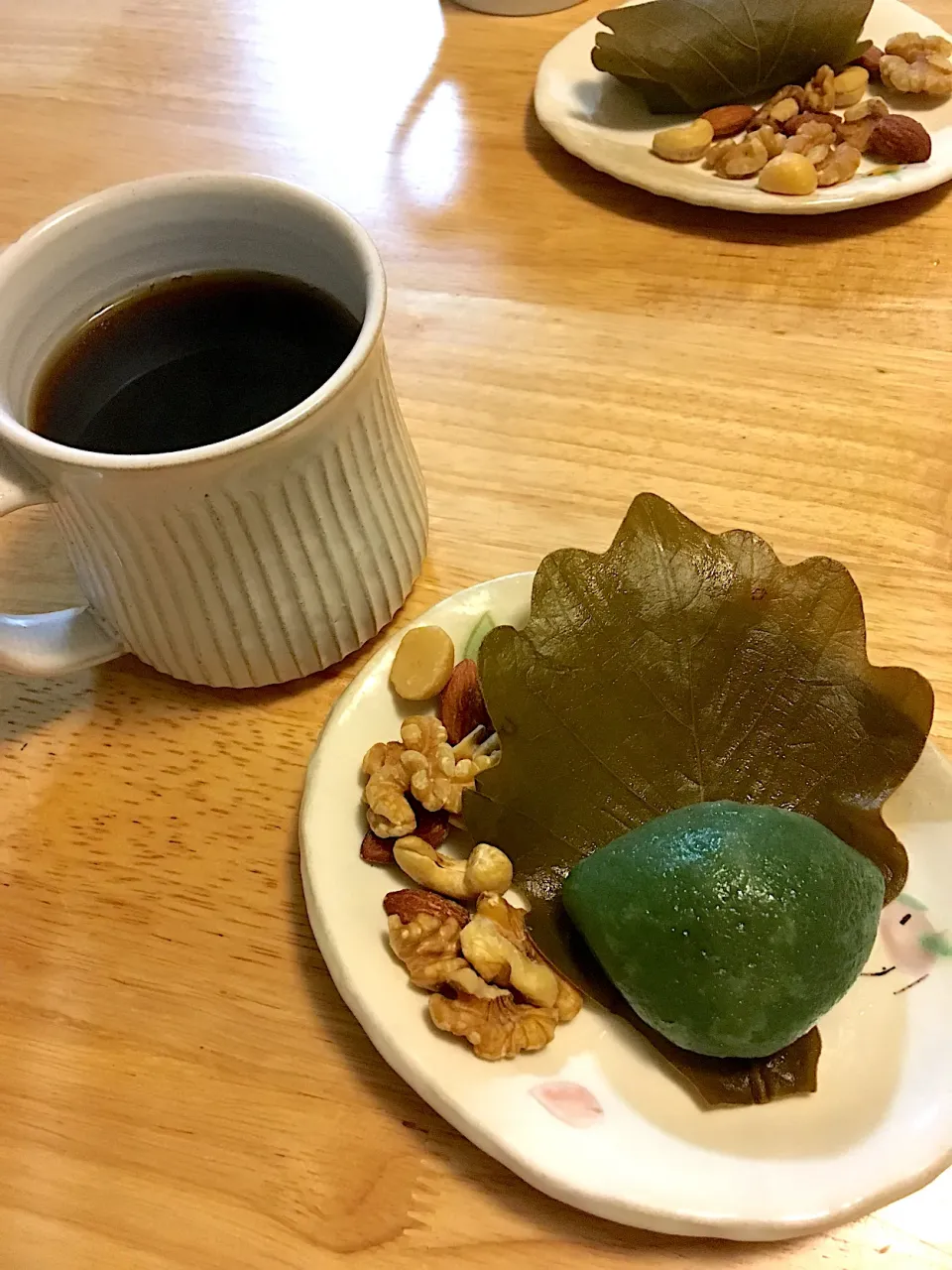 母の日に「五島」のよもぎ柏餅とLion coffee、ミックスナッツ❣️|さくたえさん