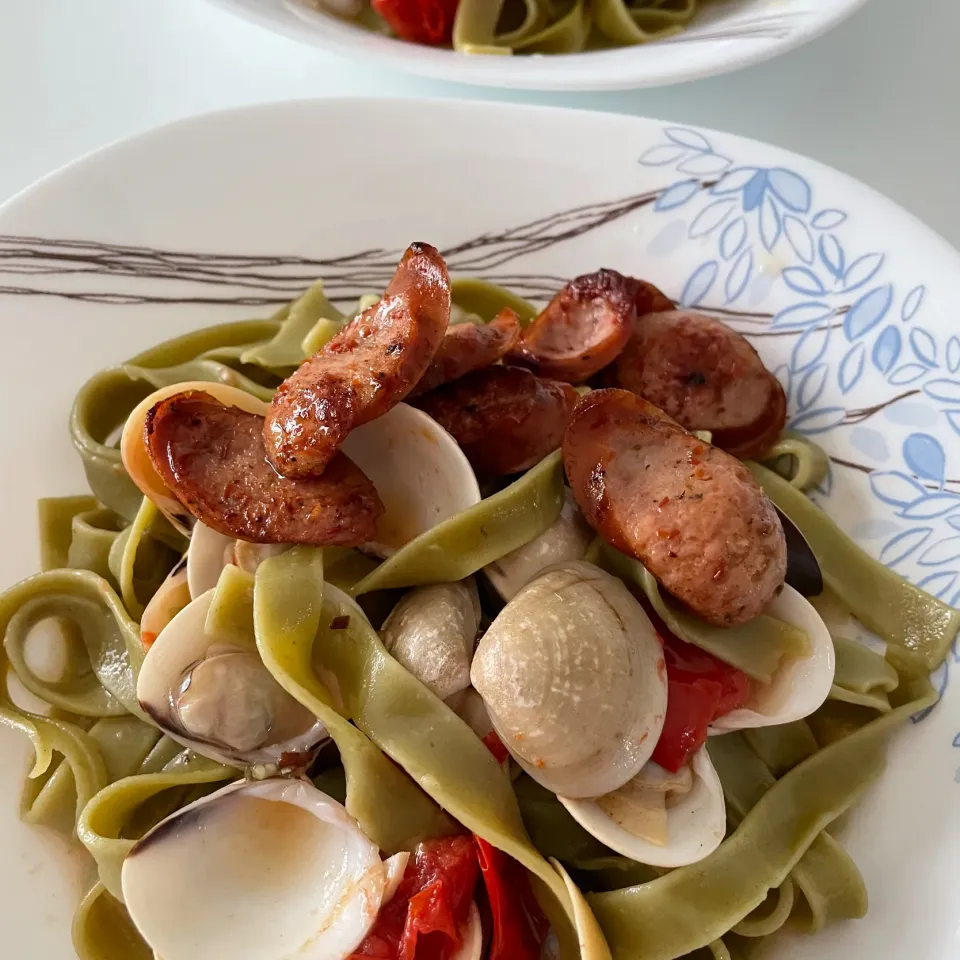 Snapdishの料理写真:Smoked sausage and clams pasta|Ong Sor Fernさん