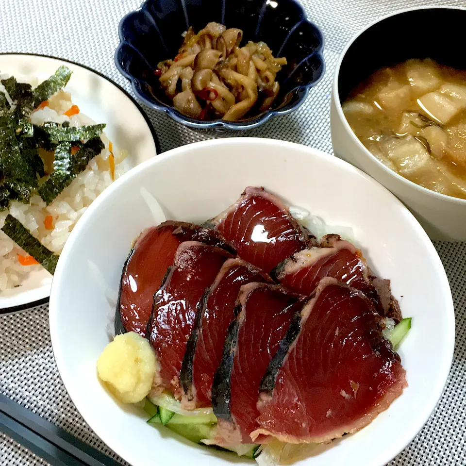 鰹たたき、ちらし寿司、キノコのすき焼き風、お味噌|どろこさん