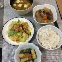 Snapdishの料理写真:炒め物煮物味噌汁きゅうりのうめ和え、充実定食！|どろこさん