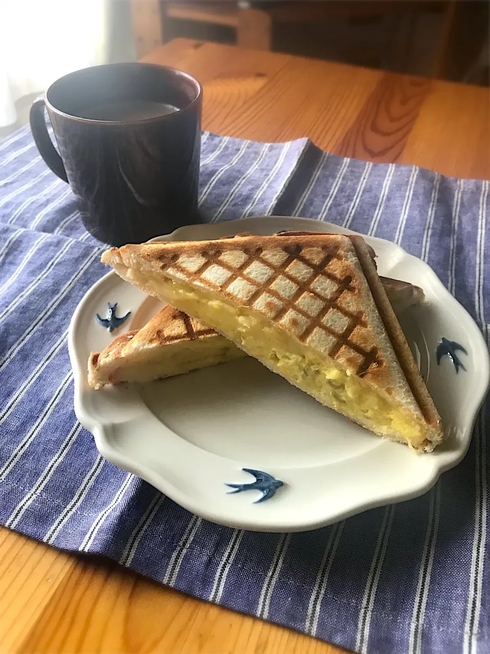 さつまいもとチーズのホットサンド、カフェオレ|sayaさん