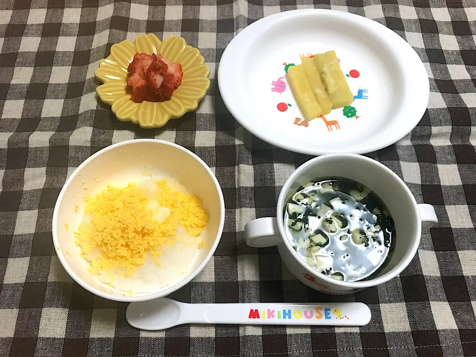 【離乳食】黄身がゆ、豆腐と小松菜のお吸い物、さつまいも、いちご|sayaさん