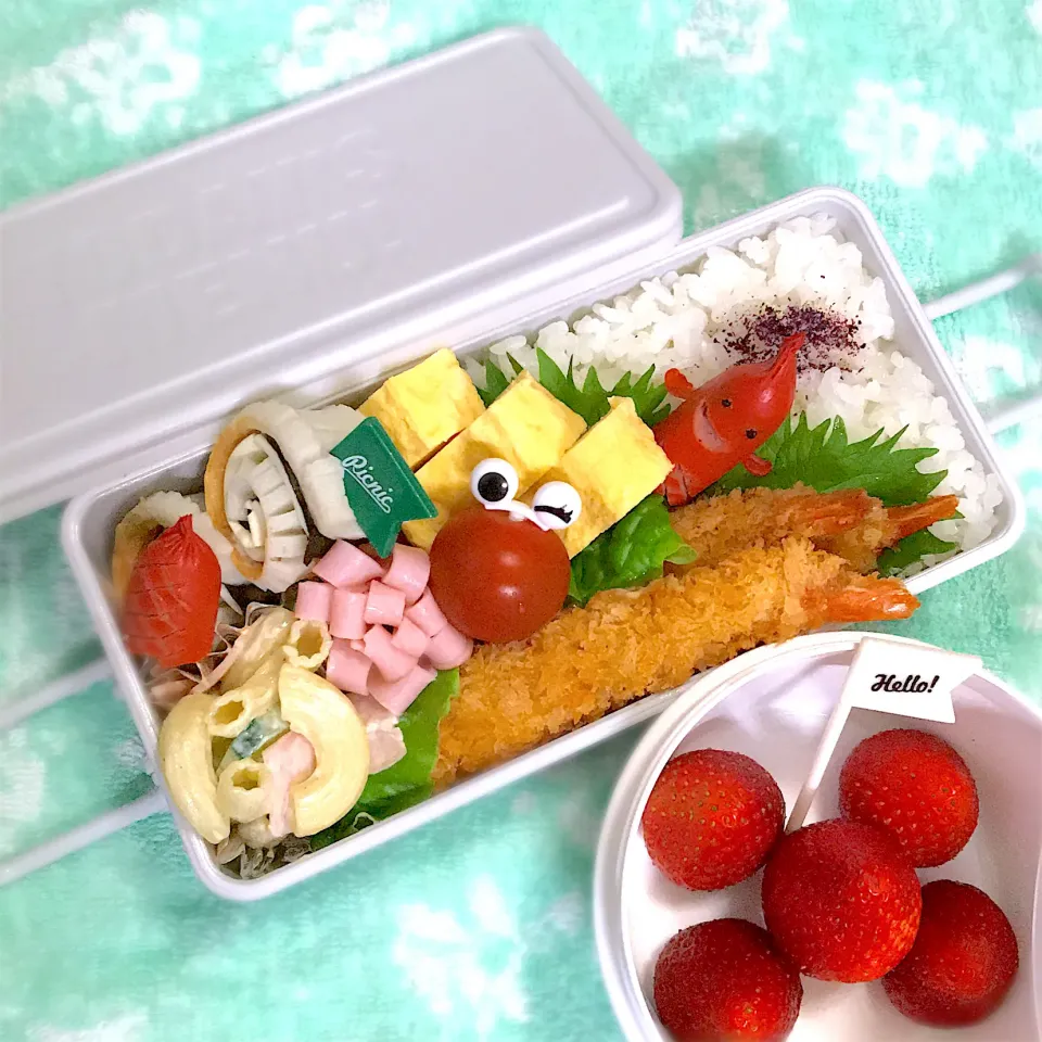 JK1弁当🍱〜エビフライ・明太子玉子焼き・マカロニサラダ・ちくわ海苔チーズくるくる・ソーセー人・花ハム・イチゴ|華恋さん