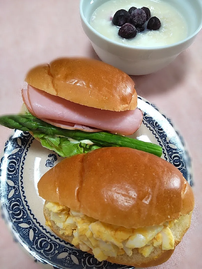 Snapdishの料理写真:☆今日の朝ごはん☆　ロールサンド　糀美人甘酒とヨーグルト|hamamaさん