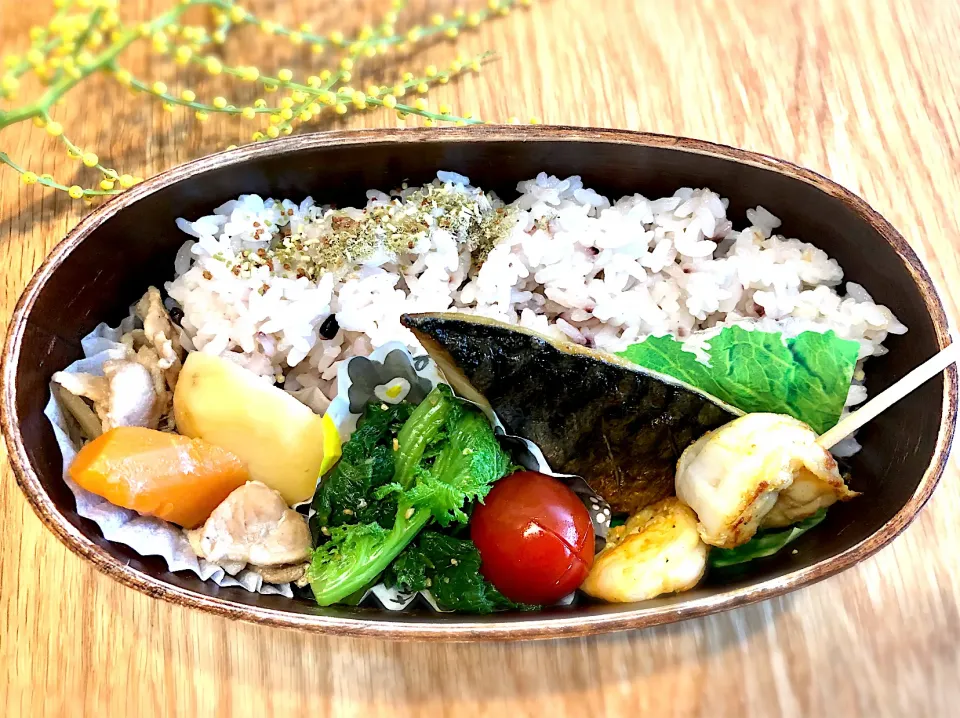 サラ弁　　　　　　　　　　　　　　　　　焼き塩サバ　豚と野菜の煮物　わさび菜のお浸し　海老のカレー風味炒め|じゅんさんさん