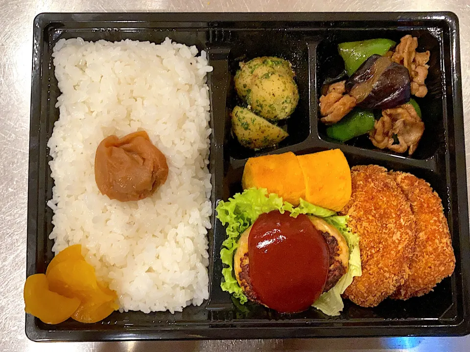 Snapdishの料理写真:鳥ハンバーグ　ヒレカツ　ナスオイスター　粉ふきイモ弁当|あぐりさん