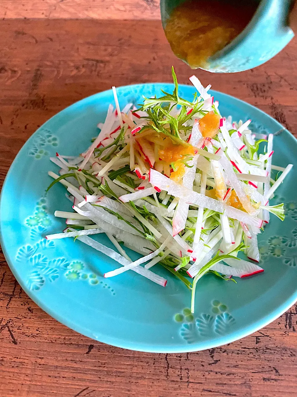 Snapdishの料理写真:水菜と赤大根のサラダ　オレンジ酢ピュレドレッシング|sonokoさん