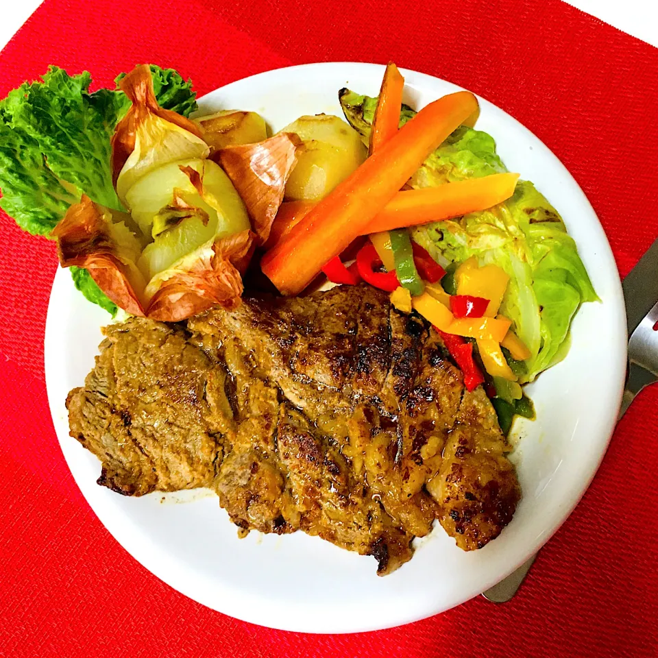 ハッピーモーニング😋💖牛肉ステーキ🥩💪350g^_^完食笑笑👍ヨーグルトと味噌を合わせ一晩つけ置き^_^😋たっぷり野菜🤗レンチン玉葱🧅キャベツ人参🥕芋🥔パプリカ🫑オリーブオイル蒸し焼き💖味付けはフランス産のお塩だけ🧂元気になる朝ごはんです🤗💪💖|HAMI69さん