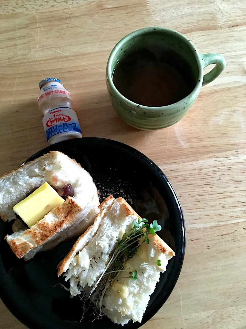 Snapdishの料理写真:朝焼き食パン🍞であんバターサンド＆玉ねぎのマリネとブロッコリースプラウトのマヨカレーサンド、、黒豆ルイボスティー、Yakult(*´_｀)ﾉ　ﾔﾎﾟｰ♪|さくたえさん