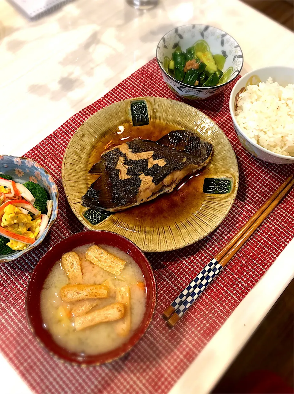 カレイの煮付け　ブロッコリーと卵の塩炒め　　梅キュウリ　味噌汁|キヨさん