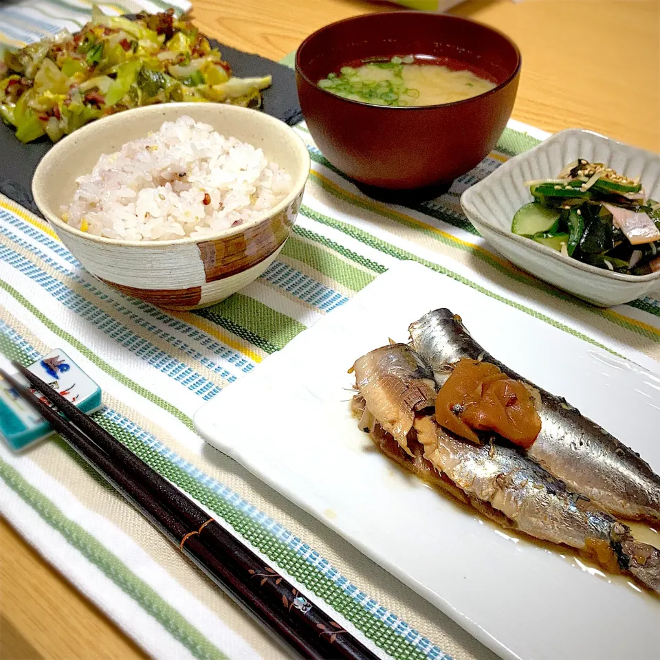 イワシの梅煮、わかめの酢の物、キャベツのチーズ焼き、味噌汁(茗荷、生姜、長芋)|ツインうさぎさん