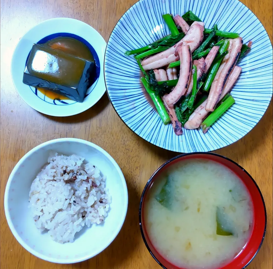 ４月２２日　いかとかき菜のバターソテー　黒ごま豆腐　なめことわかめのお味噌汁|いもこ。さん