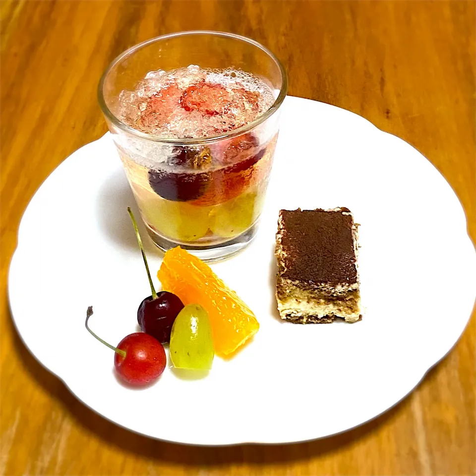 今夜のデザート🍰🍴ワイン🥂ゼリーとティラミスとフルーツ🍓🍇🍒💗|みかりんさん