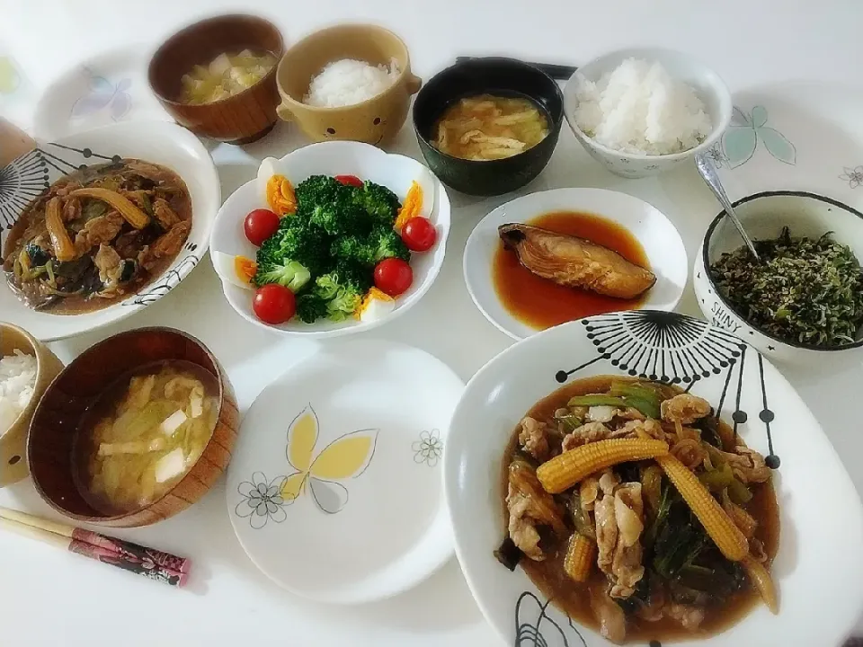 Snapdishの料理写真:夕食(*^^*)
豚肉と野菜の中華あんかけ(小松菜、ナス、ヤングコーン、もやし)
銀だら煮付け
ブロッコリーミニトマトとゆで卵のサラダ
野沢菜ちりめん
お味噌汁(キャベツ、油揚げ、豆腐)|プリン☆さん