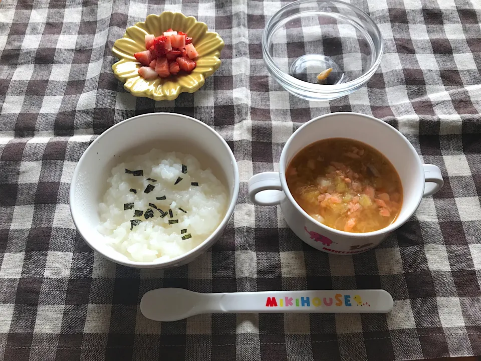 【離乳食】鮭と白菜のスープ、おかゆ、味噌、いちご|sayaさん