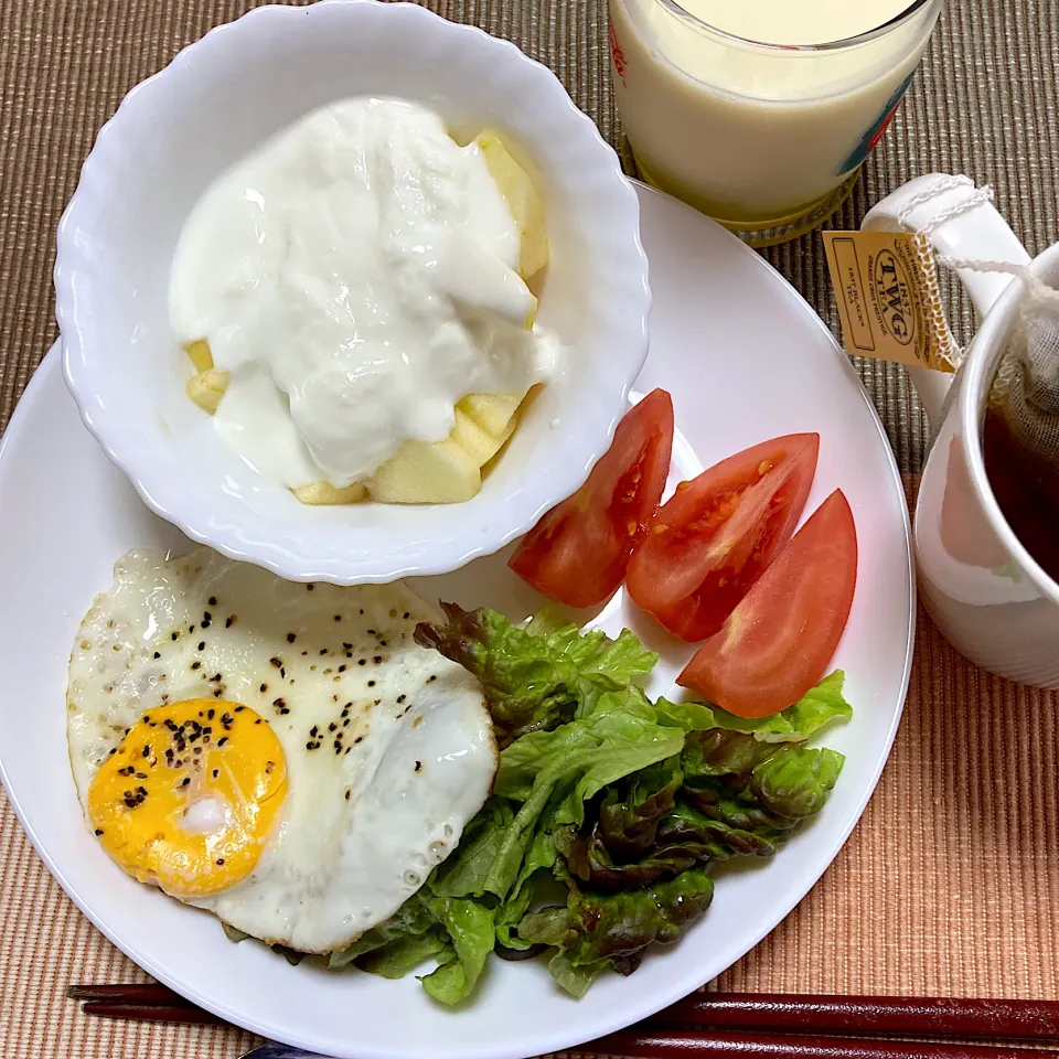 目玉焼き🍳と林檎ヨーグルト🍎|akkoさん