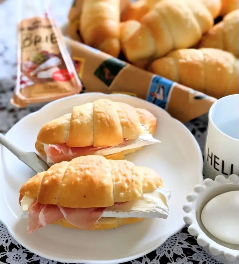 ル・ルスティックブリーで塩パンサンド🍞

とろ〜りチーズのル・ルスティックブリーと生ハムを塩パンにサンドしました🍞|くぅちゃんさん