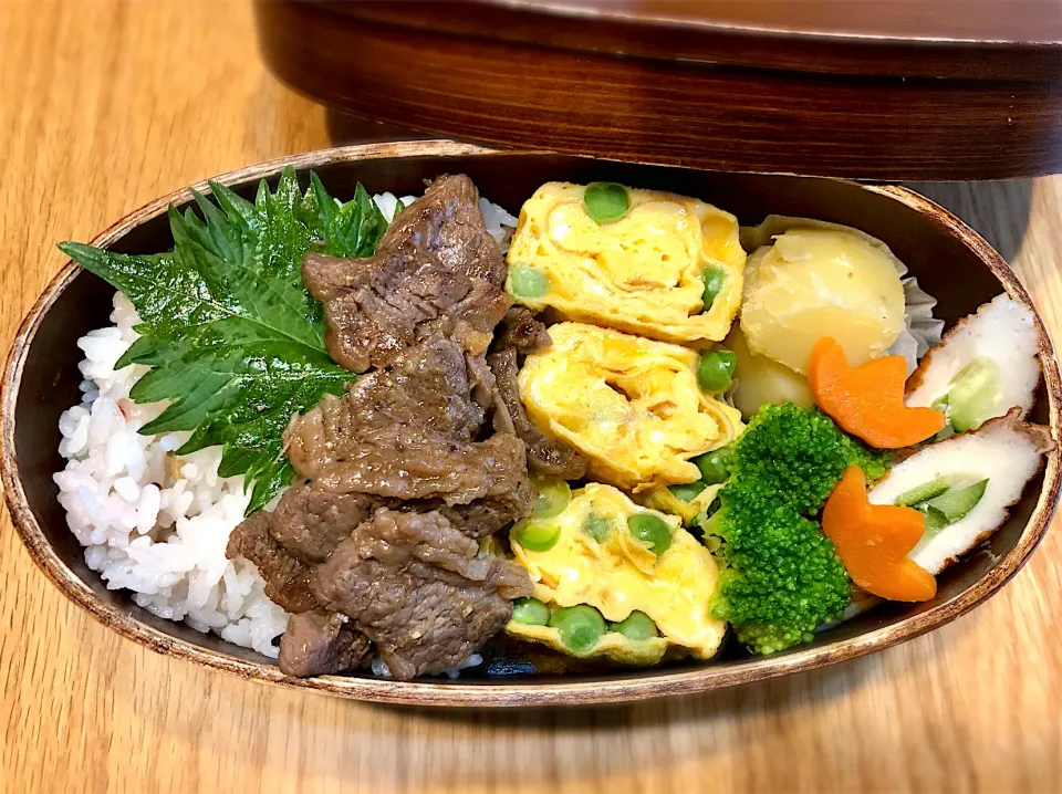 Snapdishの料理写真:サラ弁　　　　　　　　　　　　　　　　　　牛肉生姜ソテー　えんどう豆卵焼き　じゃがいも煮　竹輪胡瓜|じゅんさんさん