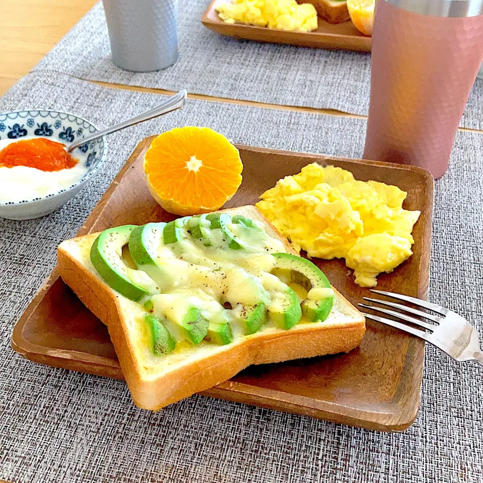 アボカドトーストで朝食|ツインうさぎさん