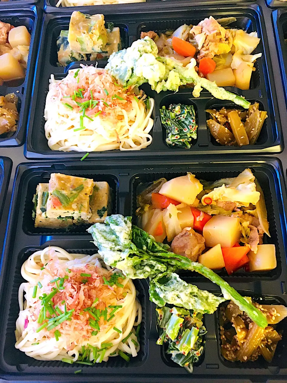 ハッピーシャワー弁当🍱🤗今日は町内の高齢者世帯へお届け✌️みなさんにハッピーシャワーを届けて来ました💖味付けうどんと肉じゃが、山菜うど天ぷら、うど・フキきんぴら、行者ニンニク卵とじ、行者ニンニクハニーマスタードマヨ和え🤗|HAMI69さん