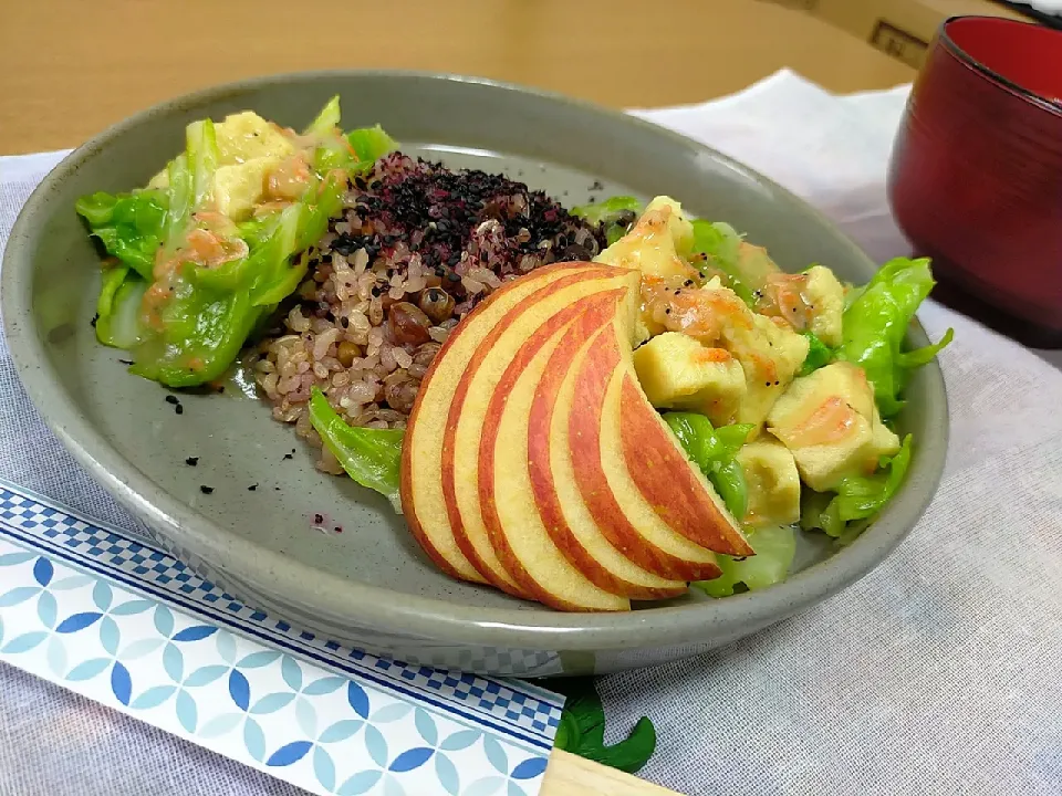 ゆかり黒胡麻15穀米
高野アミエビのきゃべつ炒め
豆乳クリームソース
🍎添え|こ✬ぱゃん✿さん