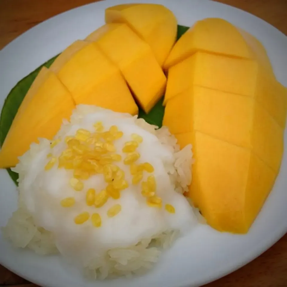 Mango sticky rice with coconut milk 🥭🥭|Muaylek Thanomsriさん