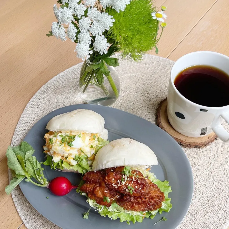 Snapdishの料理写真:5/12❤︎鶏味噌かつサンド🌱🥪
〈サンド具材〉
・白パン
・甘辛鶏手羽中揚げ
・たまごサラダ
・フリルレタス.千切りキャベツ.人参|Makinsさん