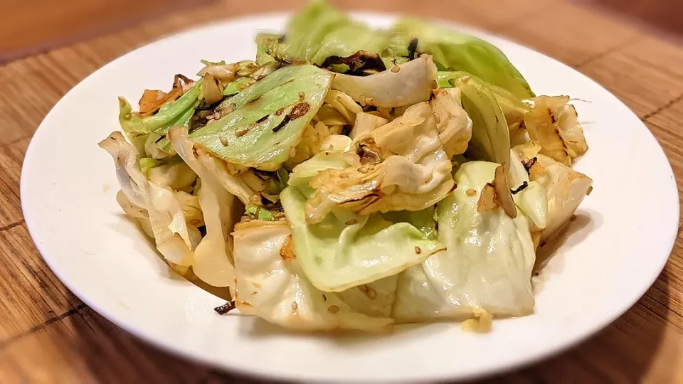 ｷｬﾍﾞﾂの塩昆布ポン酢炒め〜
の晩ごはん✨|kaz(*･ω･)さん