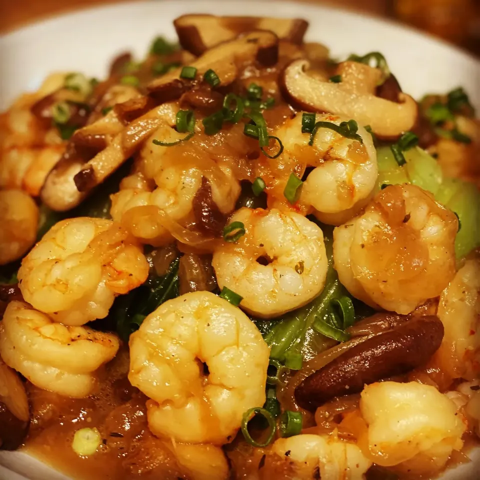 A bit of a mix up today for dinner 🥘. 
Steamed chingensai (vegetable) with fresh Prawns, Flattop Mushrooms in a onion butter sauce 
Traditional Yorkshire Puddi|Emanuel Hayashiさん