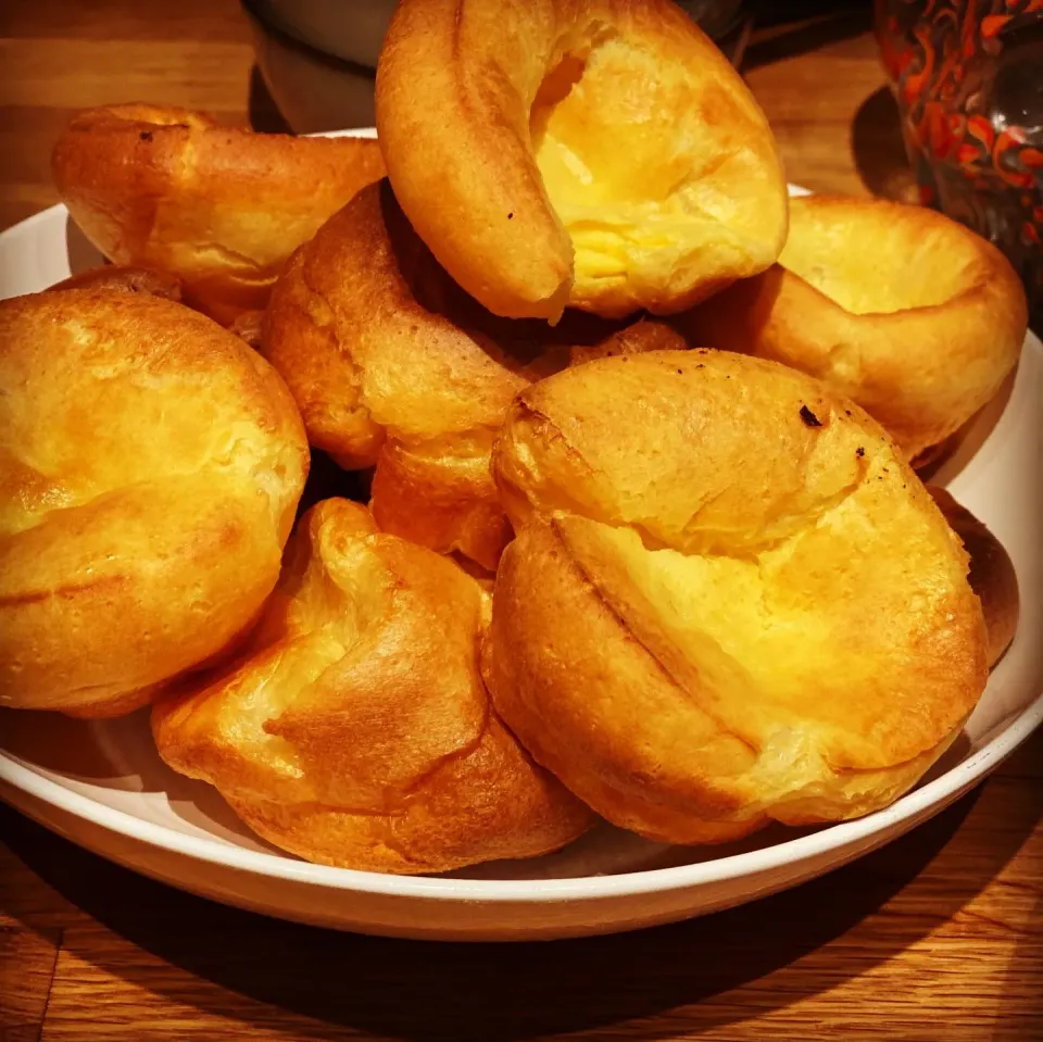 A bit of a mix up today for dinner 🥘. 
Steamed chingensai (vegetable) with fresh Prawns, Flattop Mushrooms in a onion butter sauce 
Traditional Yorkshire Puddi|Emanuel Hayashiさん