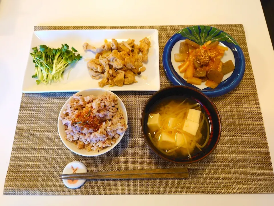 Snapdishの料理写真:今日の夕食　豚肉の生姜焼き、大根とこんにゃくのきんぴら、雑穀米、高野豆腐とわかめの味噌汁|pinknari🐰🌈さん