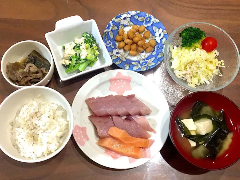 がんどとサーモンの刺身 豆腐とワカメの味噌汁 キャベツと蒸し鶏のサラダ 甘辛大豆 ブロッコリーの白和え ナスと豚肉の炊いたの|おさむん17さん