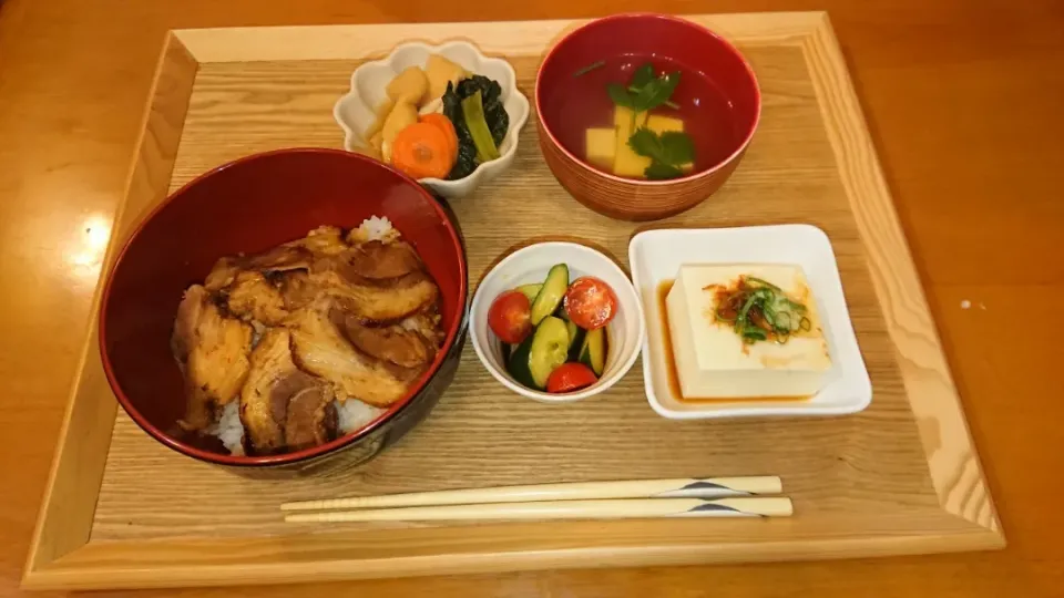 Snapdishの料理写真:☆煮豚丼
☆冷奴
☆小松菜 揚げ 人参の煮物
☆キュウリとトマトのごま油醤油和え
☆絹豆腐 みつば ゆず皮のすまし汁|chikakoさん