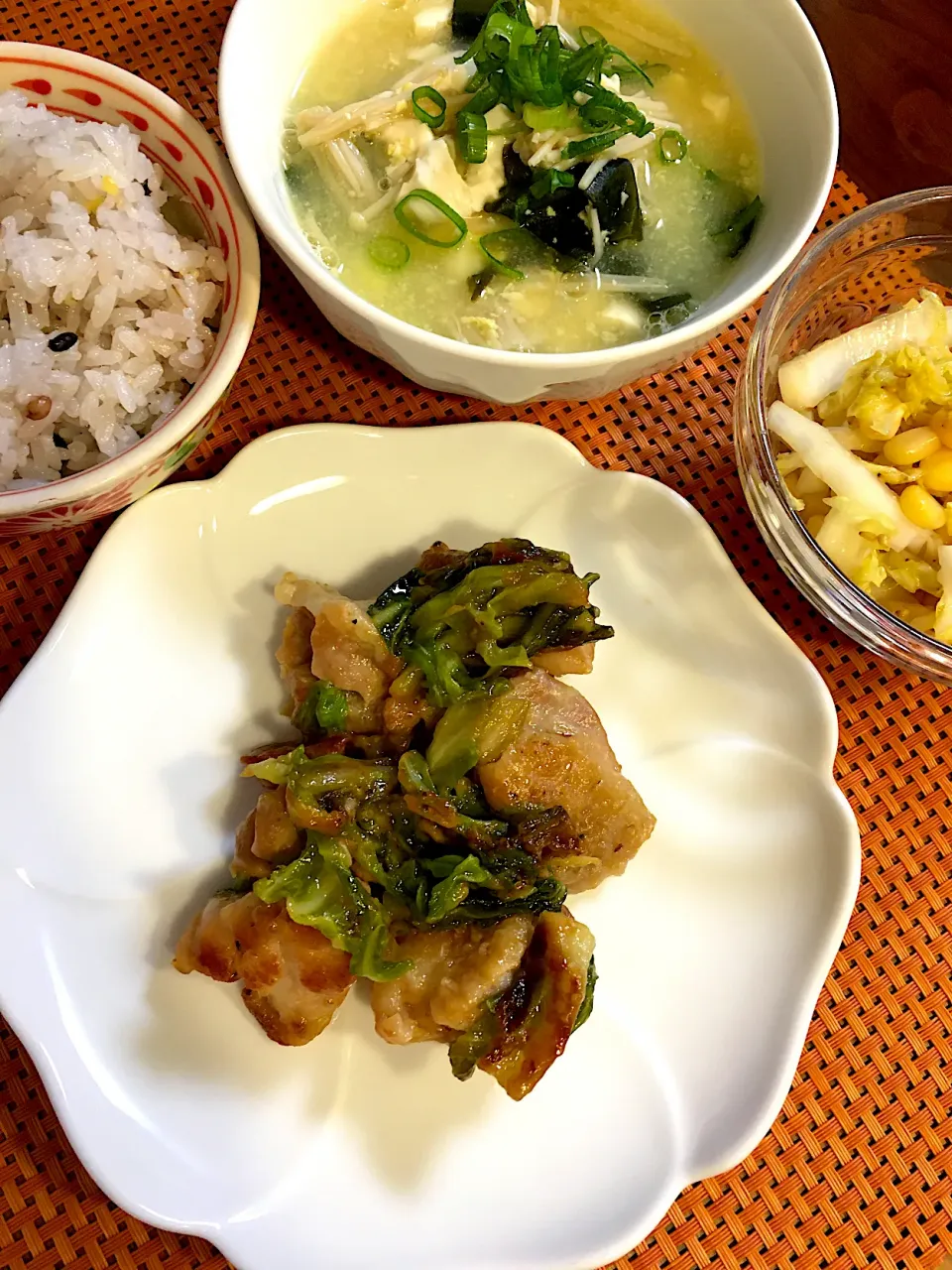 Snapdishの料理写真:鶏肉とキャベツの塩ニンニク炒め、エノキと豆腐の中華スープ、白菜とコーンのごまぽん和え、雑穀米|クリスティーヌさん