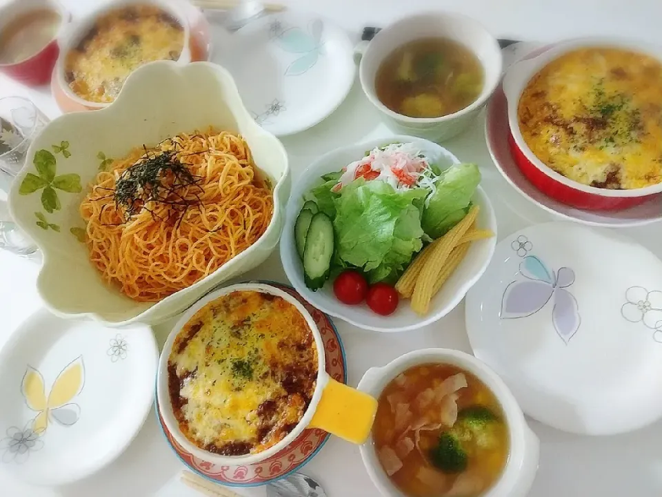 Snapdishの料理写真:夕食(*^^*)
ミラノ風ドリア
タラコパスタ🍝
サラダ(レタス、カニカマ、ヤングコーン、ミニトマト、きゅうり)
ベーコンとコーンとブロッコリーのコンソメスープ|プリン☆さん