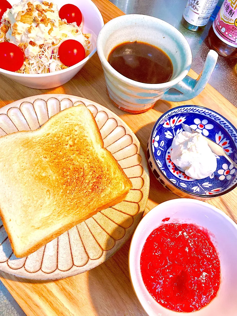 Snapdishの料理写真:手作りさくらんぼジャムに水切りヨーグルトで朝から華やか😄|海斗さん