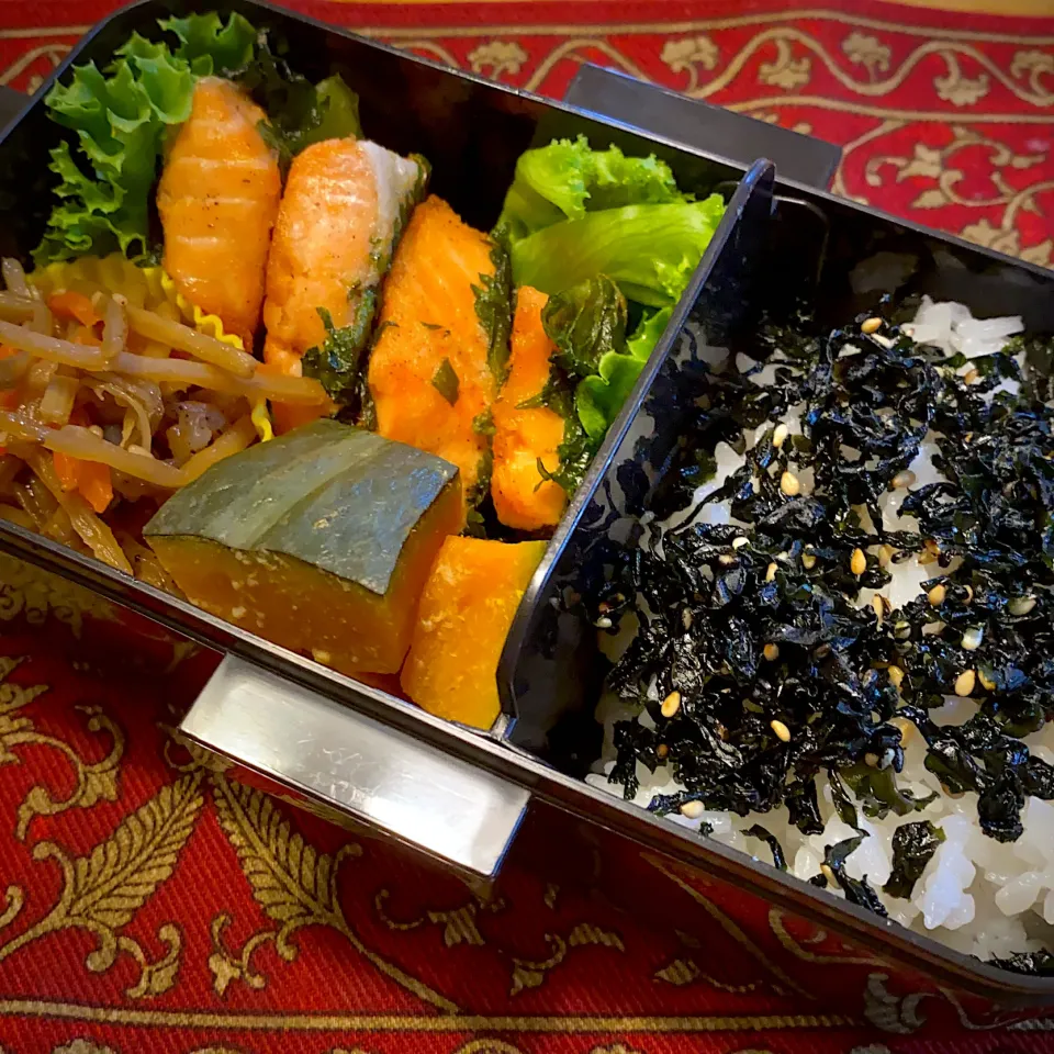 鮭の大葉巻きと、きんぴら牛蒡と、南瓜の麹甘酒煮と、紫蘇入りわかめご飯弁当|もえさん