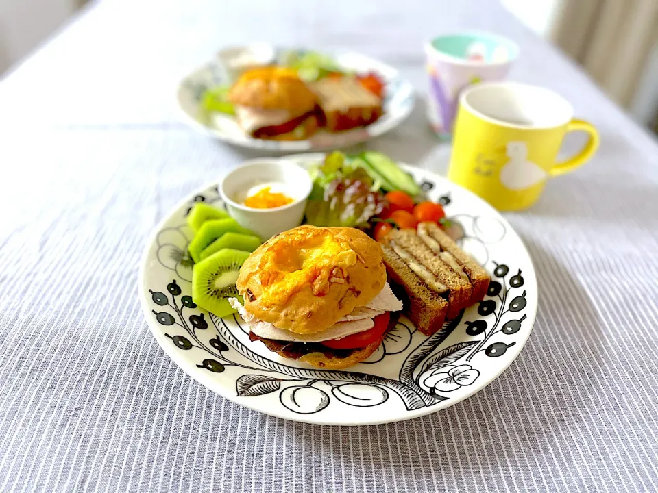 Snapdishの料理写真:チキンサンドとチョコバナナサンドの朝ごはん🥞|ゆかりさん