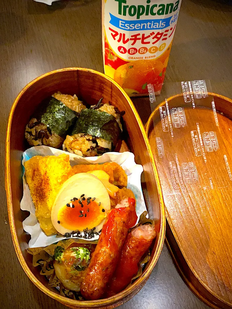 お弁当🍱　ひじきと人参椎茸のおむすび　焼き海苔　フライドチキン　オーロラ辛ソース　チーズポテト　チリガーリックシーズニング　煮卵　胡麻塩　たこ焼き　ソースマヨ青海苔　焼きウインナー　ケチャップ　野菜ジュース|ch＊K*∀o(^^*)♪さん