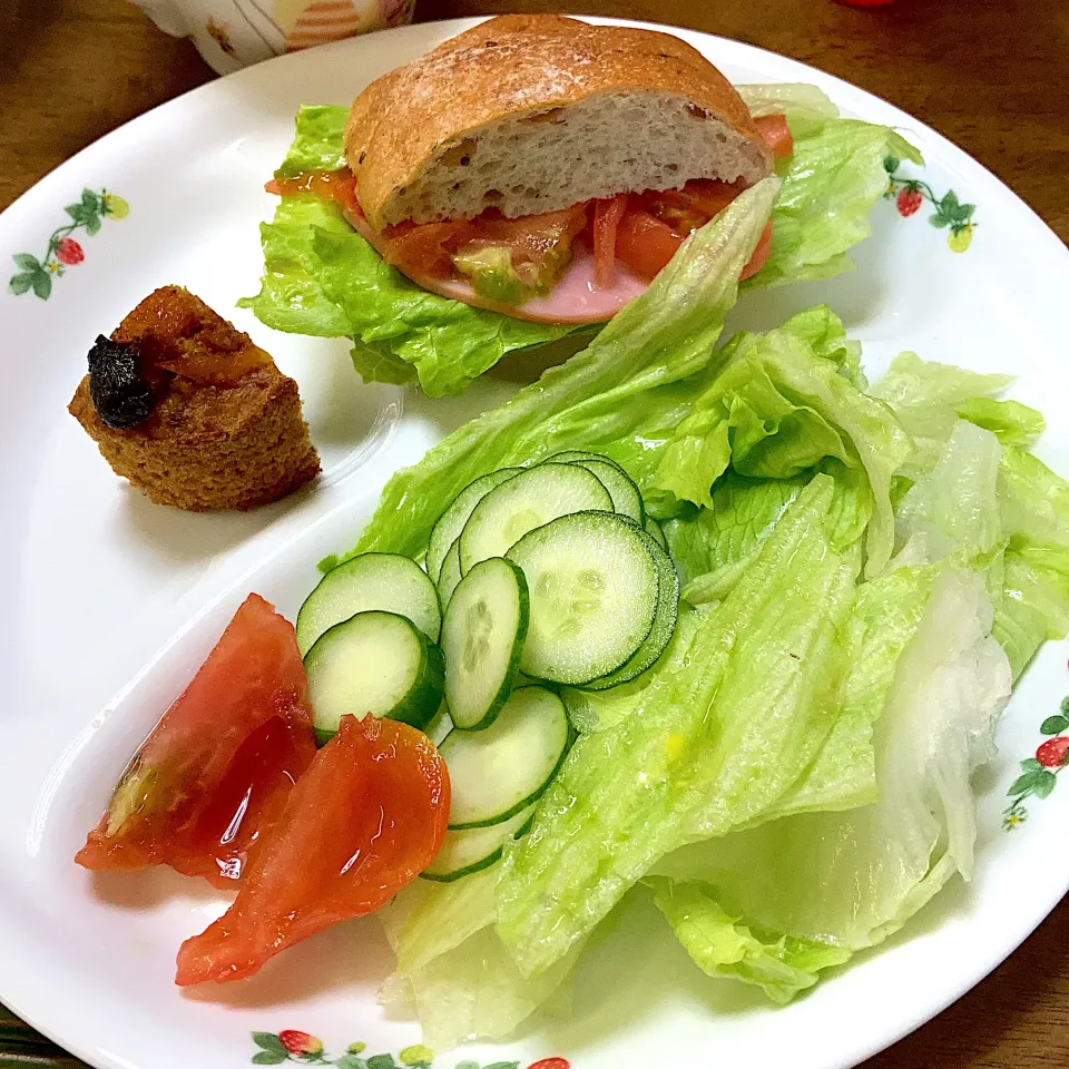 トマトサンド🍅とサラダ🥗|みんみんさん