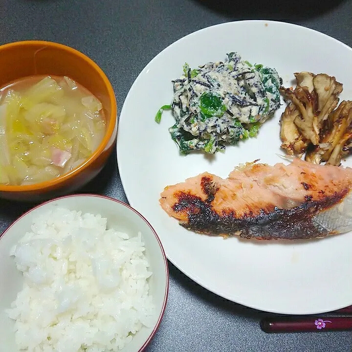 鮭の粕漬け焼きとこれうまつゆのスープのお夕飯|jun(・x・)さん