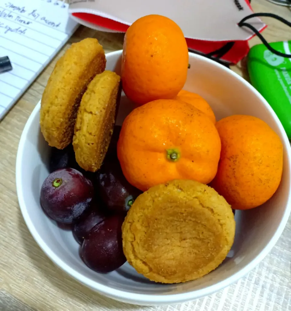 Work From Home Snacks #Essentials #FoodIsEssential #FoodIsLife 🍪🍊🍇|VirgoSpyさん