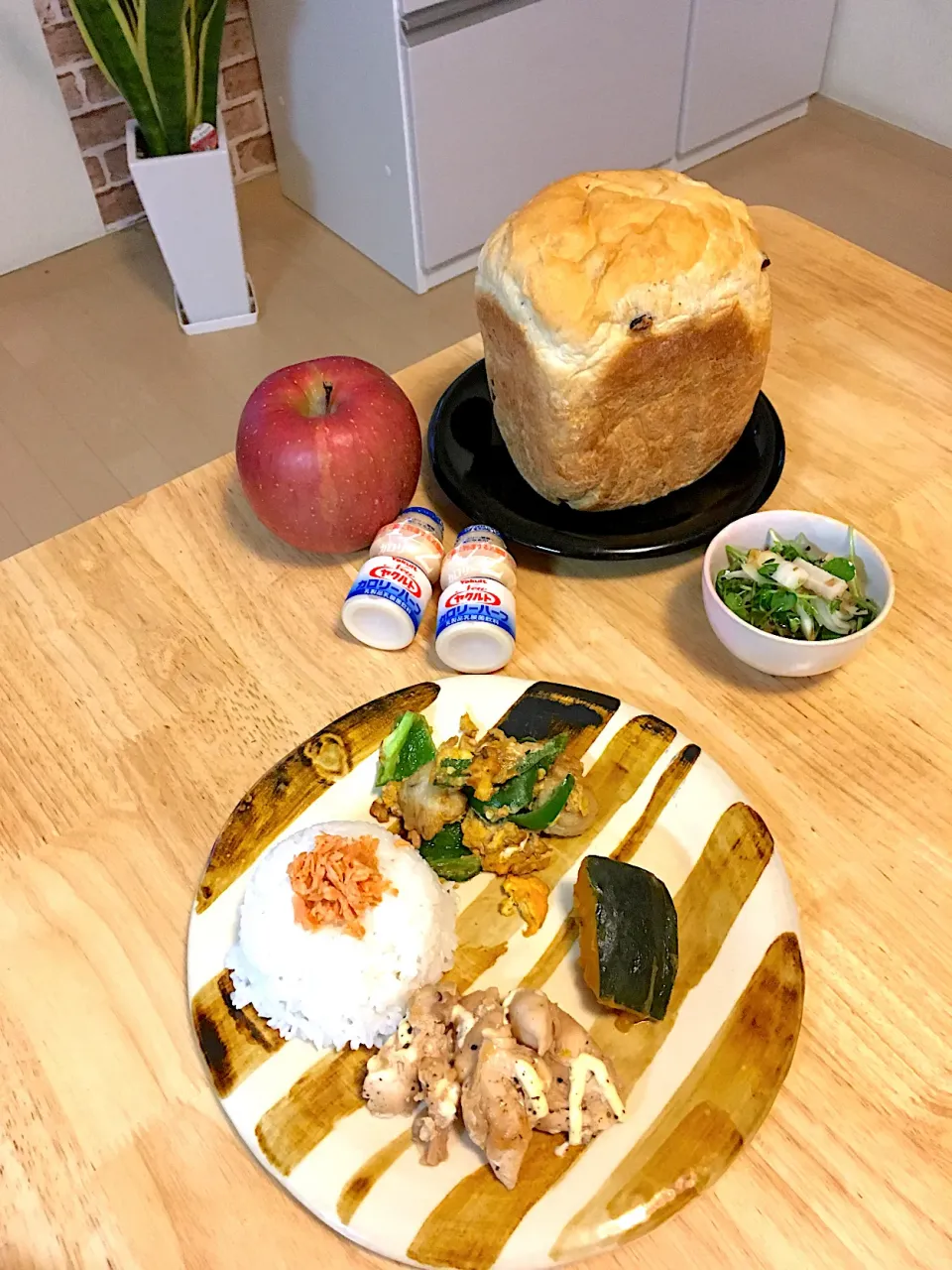 Snapdishの料理写真:朝焼きぶどう食パン🍞とおべんとおかずでmyランチプレート😋|さくたえさん