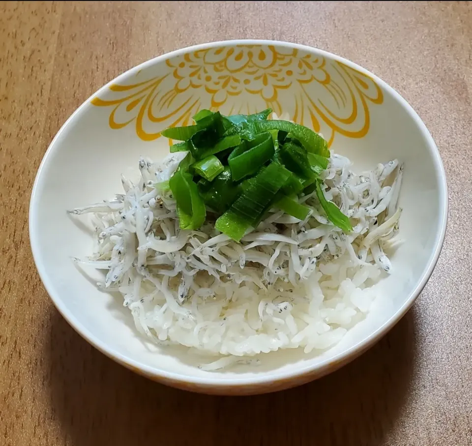 Snapdishの料理写真:プチしらす丼|ナナさん