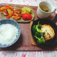 Snapdishの料理写真:潰瘍性大腸炎の食事
ササミのハンバーグ
塩茹でキャベツのお浸し
伊達巻き
トマト
野菜マリネ
スープ|天音さん