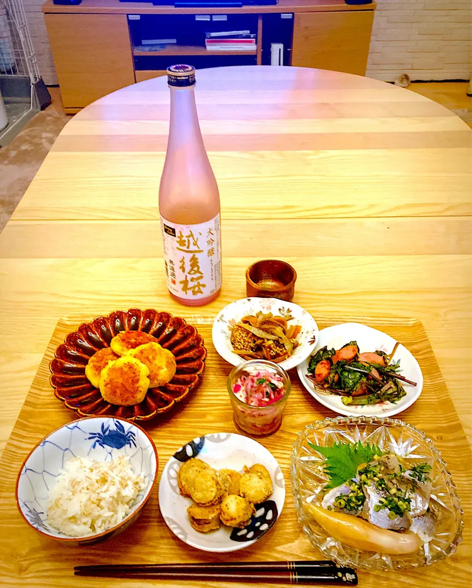 Snapdishの料理写真:今日の夕食　ホタテの唐揚げ　鯵の香味漬け　ケールとソーセージの炒め物　ぜんまい入りキンピラ　チーズ芋もち　レッドオニオンとササミのハニーマスタードマリネ　もち麦ごはん|ふわ猫はなちゃんさん