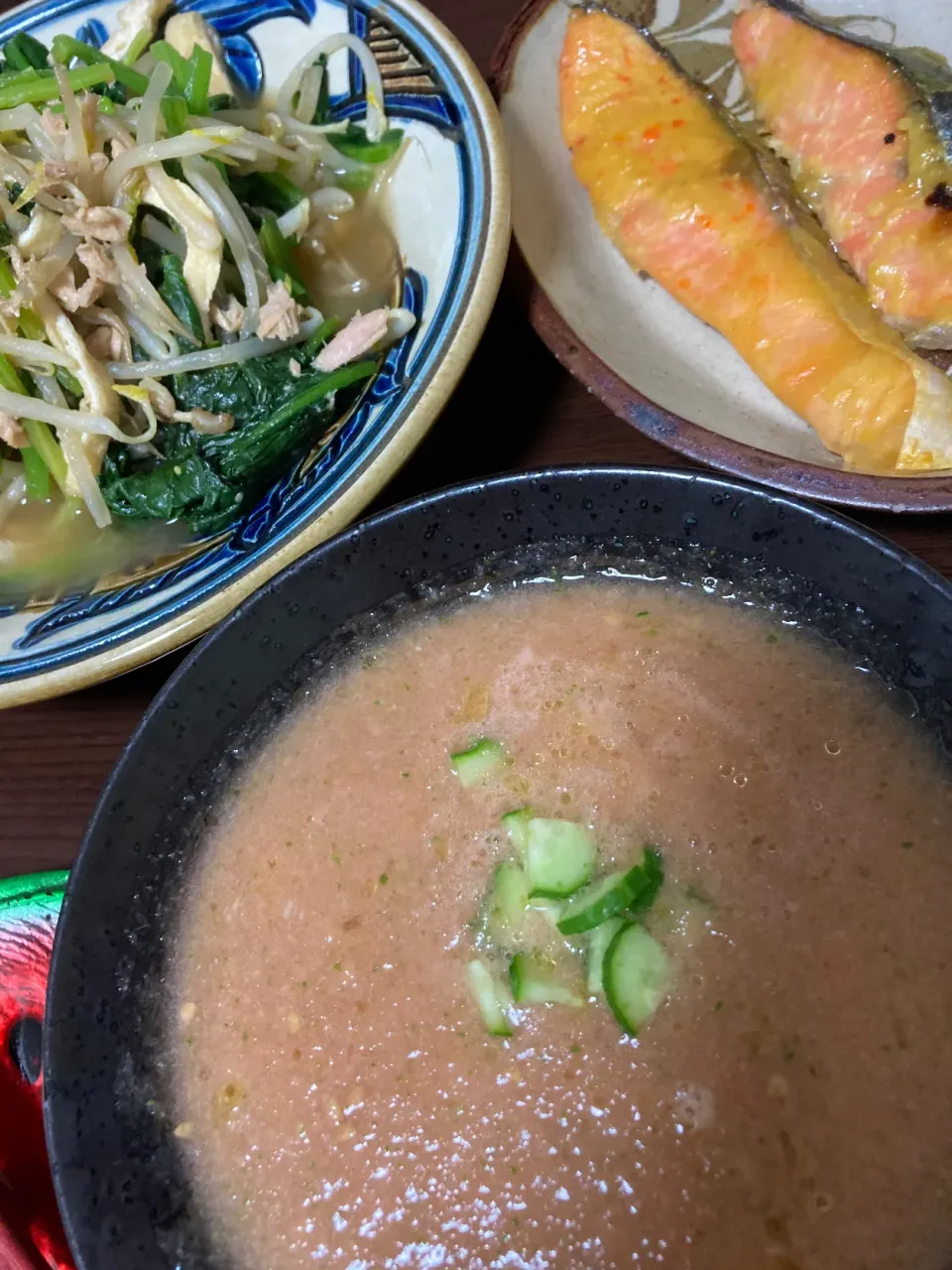 Snapdishの料理写真:5月13日晩ご飯。鮭の味噌焼、もやしとほうれん草ツナ煮、ガスパチョ、納豆、ごま豆腐。|あやさん