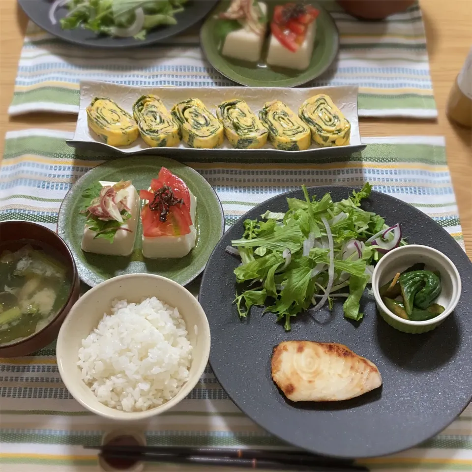 Snapdishの料理写真:わかめとハムの玉子焼き、冷奴2種、めかじきの粕漬け、きゅうりの溜まり醤油漬け、サラダ、味噌汁(小松菜、大根)|ツインうさぎさん